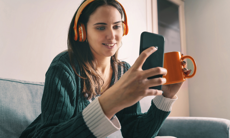 Hombre entretenido con telefono