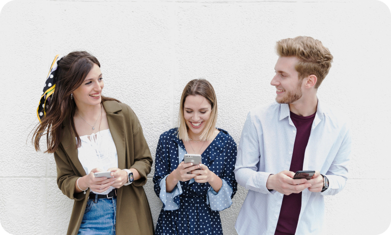 Personas charlando con telefonos