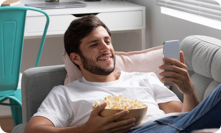 Hombre entretenido con telefono