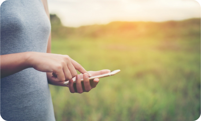 Usando movil en el campo
