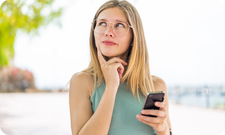 Mujer dudando con movil