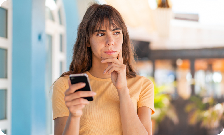 Mujer dudando con movil