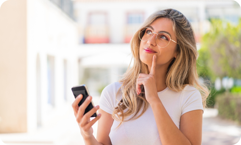 Mujer dudando con movil