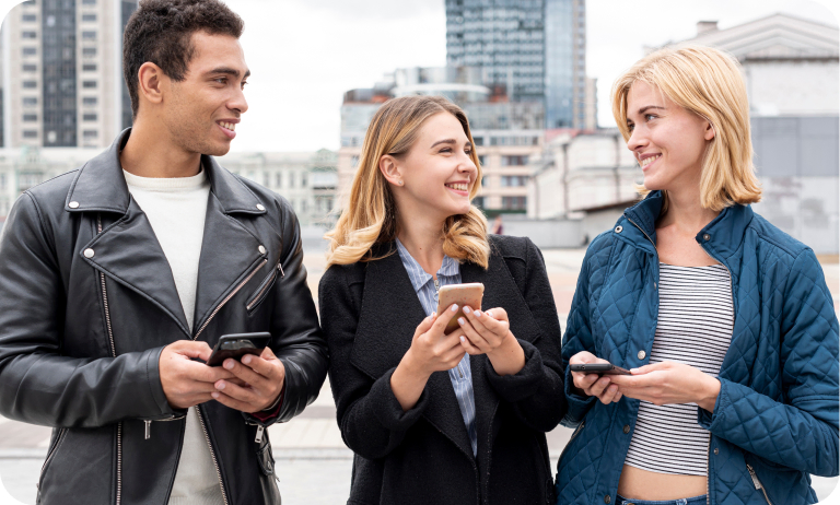 Personas charlando con telefonos
