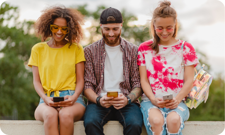 Personas charlando con telefonos
